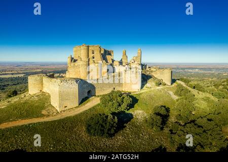 Vue aérienne du château médiéval ruine Pueble de Almenara à Cuenca Espagne avec des murs convenctriques, des tours semi-circulaires et des bastions d'angle Banque D'Images