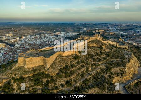 Vue panoramique sur le coucher de soleil de la forteresse de Sagunto (Sagunt) près de Valence Espagne Banque D'Images