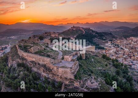 Vue panoramique sur le coucher de soleil de la forteresse de Sagunto (Sagunt) près de Valence Espagne Banque D'Images