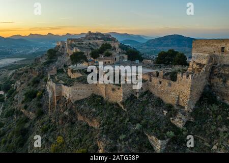 Vue panoramique sur le coucher de soleil de la forteresse de Sagunto (Sagunt) près de Valence Espagne Banque D'Images