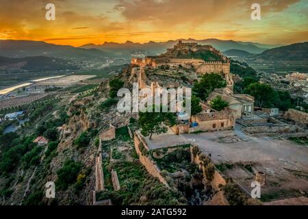 Vue panoramique sur le coucher de soleil de la forteresse de Sagunto (Sagunt) près de Valence Espagne Banque D'Images