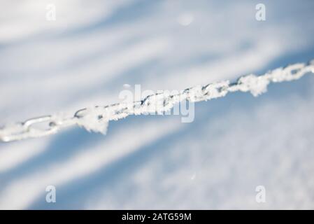 Chaîne gelée sur fond blanc. Banque D'Images