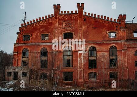 Ancien bâtiment en briques rouges abandonné et détruit à l'intérieur de l'ancienne usine de sucre de Ramon, région de Voronezh Banque D'Images