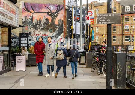 Vue sur le pavé le long de City Road à Londres, au Royaume-Uni. En arrière-plan, l'art coloré de la rue est peint sur un mur de briques Banque D'Images