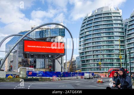 Les blocs de bureaux modernes appartenant à des entreprises de haute technologie entourent Le Rond-Point de Silicon à Londres, au Royaume-Uni. Banque D'Images