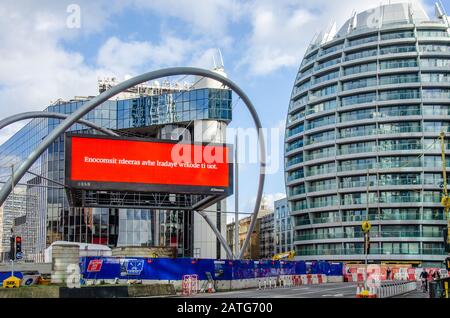 Les blocs de bureaux modernes appartenant à des entreprises de haute technologie entourent Le Rond-Point de Silicon à Londres, au Royaume-Uni. Banque D'Images