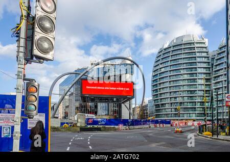 Les blocs de bureaux modernes appartenant à des entreprises de haute technologie entourent Le Rond-Point de Silicon à Londres, au Royaume-Uni. Les travaux d'ingénierie sont en cours. Banque D'Images