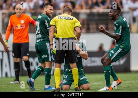 Braganca Paulista, Brésil. 02 février 2020. Les joueurs de Palmeiras se plaignent de l'arbitrage. L'équipe Red Bull Bragantino accueille Palmeiras pour le championnat de football Paulista 2020. Le match a eu lieu au stade Nabi Abi Chedid, à Bragança Paulista. Dimanche 2 février 2020. Crédit: Foto Arena Ltda/Alay Live News Banque D'Images