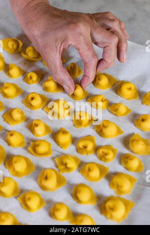 Femme italienne faisant maison tortellini Banque D'Images