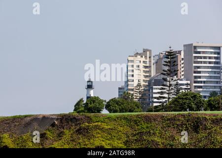 Miraflores, LIMA, PÉROU - 10 mai 2016 : vue sur le phare de la Marina de l'autre côté des falaises de Miraflores, Lima. 10 Mai 2016 Miraflores, Lima Pérou. Banque D'Images