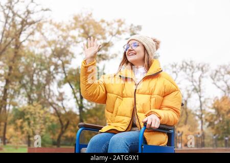 Jeune femme handicapé dans le parc d'automne Banque D'Images