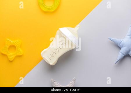 Bouteille de lait pour bébé sur fond de couleur Banque D'Images