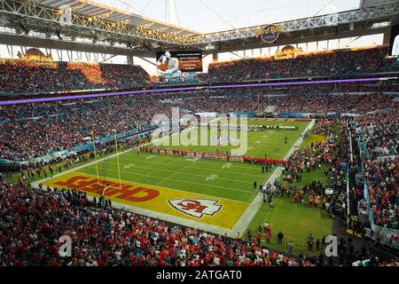 Miami Gardens, États-Unis. 02 février 2020. Les chefs de Kansas City et les 49 joueurs de San Francisco et les fans de football se tiennent pendant un moment de silence pour Kobe Bryant de Los Angeles Lakers et huit autres personnes décédées dans un accident d'hélicoptère californien, avant le Super Bowl LIV au Hard Rock Stadium de Miami Gardens le dimanche 2 février 2020. Photo de Jon SooHoo/UPI crédit: UPI/Alay Live News Banque D'Images