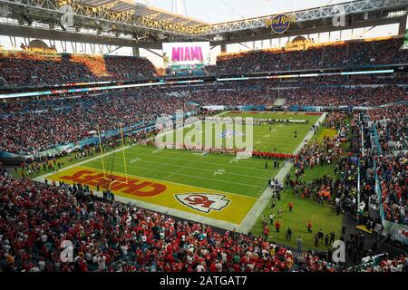 Miami Gardens, États-Unis. 02 février 2020. Les chefs de Kansas City et les 49 joueurs de San Francisco et les fans de football se tiennent pendant un moment de silence pour Kobe Bryant de Los Angeles Lakers et huit autres personnes décédées dans un accident d'hélicoptère californien, avant le Super Bowl LIV au Hard Rock Stadium de Miami Gardens le dimanche 2 février 2020. Photo de Jon SooHoo/UPI crédit: UPI/Alay Live News Banque D'Images