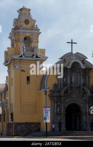 Barranco, LIMA, PÉROU - 10 mai 2016 : la principale cathédrale catholique de Barrancos sur la place de la ville dans le district de Barranco de Lima, Pérou, le 10 mai 2016. Banque D'Images