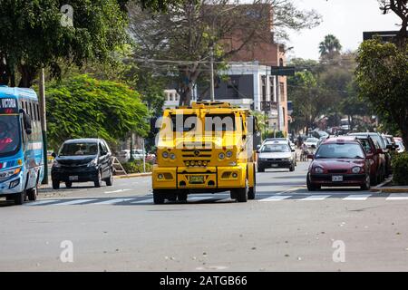 Barranco, LIMA, PÉROU - 10 mai 2016: Un camion blindé Mercedes conduisant dans une rue principale dans le quartier de Barranco, Lima, Pérou, le 10 mai 2016. Banque D'Images