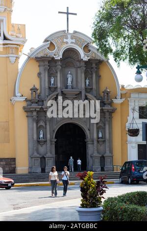 Barranco, LIMA, PÉROU - 10 mai 2016 : la principale cathédrale catholique de Barrancos sur la place de la ville dans le district de Barranco de Lima, Pérou, le 10 mai 2016. Banque D'Images