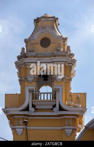 Barranco, LIMA, PÉROU - 10 mai 2016: Le clocher de la principale cathédrale catholique de Barrancos sur la place de la ville dans le district de Barranco de Lima, Pérou on Banque D'Images