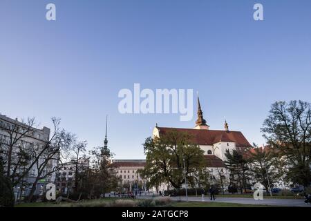 Brno, TCHÉQUIE - 4 NOVEMBRE 2019: La place Moravske namesti et l'église St Thomas, ou Kostel Svateho Tomase dans le centre historique de Brno, République tchèque. Banque D'Images