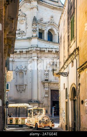 Lecce Apulia Italie le 14 octobre 2019 petit train à l'église de San Matteo sur La Via dei Perroni Banque D'Images