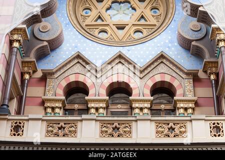 Entrée principale de la synagogue Jubilee, également appelée synagogue de Jérusalem ou synagoga de Jubilejni à Prague, République tchèque. C'est un point de repère majeur de jud Banque D'Images