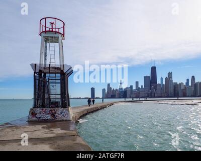 Balise de navigation et centre-ville de Chicago. Jetée De North Avenue Beach. Banque D'Images