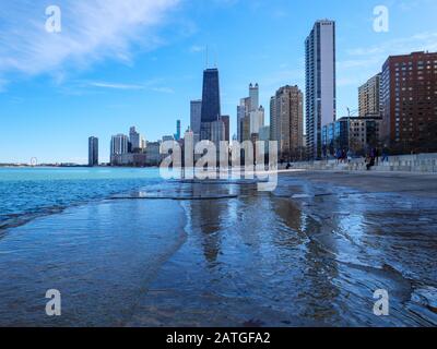 Horizon de Chicago depuis le lac au nord du centre-ville. Sentier côtier montrant près d'un niveau record de lac élevé. Banque D'Images