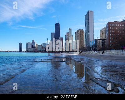 Horizon de Chicago depuis le lac au nord du centre-ville. Sentier côtier montrant près d'un niveau record de lac élevé. Banque D'Images