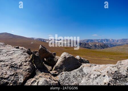 La vue panoramique depuis le haut de Beartooth Pass. Vous pouvez voir la Beartooth Highway descendre à gauche de la photo. Banque D'Images