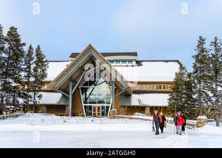 Les touristes visitant le vieux centre D'accueil Fidèle en hiver. Yellowstone National Park, Wyoming, États-Unis. Banque D'Images