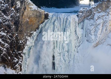 Les chutes inférieures en hiver, au Grand Canyon du parc national de Yellowstone, Wyoming, États-Unis. Banque D'Images