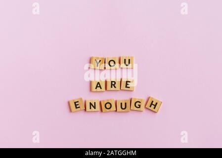 Citations inspirantes - Vous êtes assez de blocs de bois de texte. Fond rose. Banque D'Images
