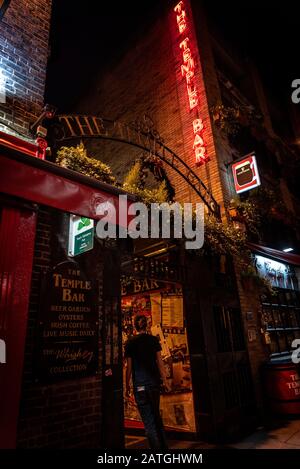 DUBLIN, IRLANDE, 24 décembre 2018 : Temple Bar, quartier historique connu sous le nom de quartier culturel avec une vie nocturne animée. Nightscene du bar, plein de neon Banque D'Images