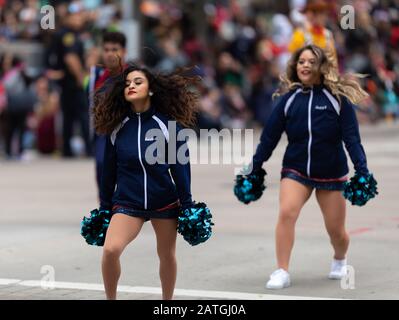 Houston, Texas, États-Unis - 28 novembre 2019: H-E-B Thanksgiving Day Parade, membres de l'Université de Houston dansant à la parade Banque D'Images