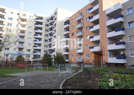 Berlin, Allemagne. 31 janvier 2020. Appartements de la coopérative du bâtiment de Berlin (bbg). Cinq millions de personnes vivent en Allemagne dans des appartements appartenant aux deux mille coopératives de construction. En période de hausse des loyers, ils ne sont pas seulement attrayants pour les bas-salariés. Crédit: Jörg Carstensen/Dpa/Alay Live News Banque D'Images