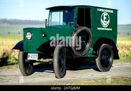 Bockenem, Allemagne. 21 janvier 2020. La ville et la voiture de service électriques 'HAWA EM 3' de 1922 se dresse sur une route de terre dans le quartier de Störy. La voiture électrique, qui appartient au fournisseur d'électricité BS Energy, est restaurée dans l'atelier du groupe d'intérêt Hanomag à Bockenem-Störy. Crédit: Hauke-Christian Dittrich/Dpa/Alay Live News Banque D'Images