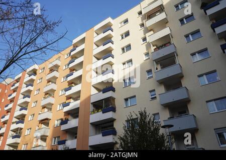 Berlin, Allemagne. 31 janvier 2020. Appartements de la coopérative du bâtiment de Berlin (bbg). Cinq millions de personnes vivent en Allemagne dans des appartements appartenant aux deux mille coopératives de construction. En période de hausse des loyers, ils ne sont pas seulement attrayants pour les bas-salariés. Crédit: Jörg Carstensen/Dpa/Alay Live News Banque D'Images