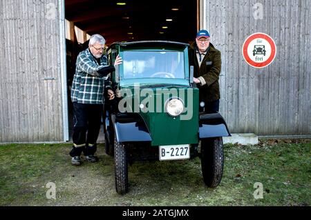 Bockenem, Allemagne. 21 janvier 2020. Reinhard Koch (l) et Klaus Thon, les deux membres du groupe d'intérêt Hanomag, poussent la ville DE "HAWA EM 3" alimentée électriquement en 1922 et la voiture de service hors d'un hall. La voiture électrique, qui appartient au fournisseur d'électricité BS Energy, est restaurée dans l'atelier du groupe d'intérêt Hanomag à Bockenem-Störy. Crédit: Hauke-Christian Dittrich/Dpa/Alay Live News Banque D'Images