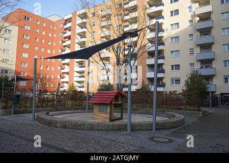 Berlin, Allemagne. 31 janvier 2020. Appartements de la coopérative du bâtiment de Berlin (bbg). Cinq millions de personnes vivent en Allemagne dans des appartements appartenant aux deux mille coopératives de construction. En période de hausse des loyers, ils ne sont pas seulement attrayants pour les bas-salariés. Crédit: Jörg Carstensen/Dpa/Alay Live News Banque D'Images