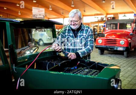 Bockenem, Allemagne. 21 janvier 2020. Reinhard Koch, membre du groupe d'intérêt Hanomag, relie la ville à commande électrique et la voiture de service 'HAWA EM 3' à partir de 1922 avec un câble de charge. La voiture électrique, qui appartient au fournisseur d'électricité BS Energy, est restaurée dans l'atelier du groupe d'intérêt Hanomag à Bockenem-Störy. Crédit: Hauke-Christian Dittrich/Dpa/Alay Live News Banque D'Images