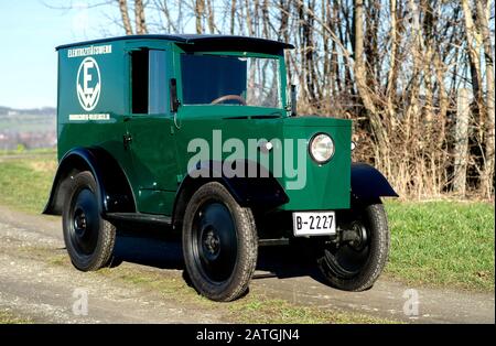 Bockenem, Allemagne. 21 janvier 2020. La ville et la voiture de service électriques 'HAWA EM 3' de 1922 se dresse sur une route de terre dans le quartier de Störy. La voiture électrique, qui appartient au fournisseur d'électricité BS Energy, est restaurée dans l'atelier du groupe d'intérêt Hanomag à Bockenem-Störy. Crédit: Hauke-Christian Dittrich/Dpa/Alay Live News Banque D'Images