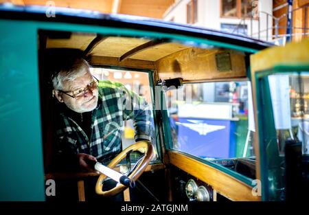 Bockenem, Allemagne. 21 janvier 2020. Reinhard Koch, membre du groupe d'intérêt Hanomag, regarde l'intérieur de la ville et du service électrique 'HAWA EM 3' de 1922, qui appartient au fournisseur d'électricité BS Energy et est restauré dans l'atelier du groupe d'intérêt Hanomag à Bockenem-Störy. Crédit: Hauke-Christian Dittrich/Dpa/Alay Live News Banque D'Images