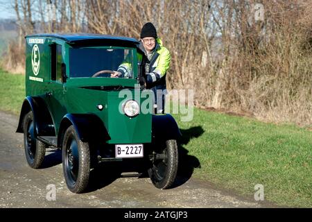 Bockenem, Allemagne. 21 janvier 2020. Horst-Dieter Görg, président du groupe d'intérêt Hanomag, pousse la ville DE "HAWA EM 3" à propulsion électrique de 1922 et la voiture de service à travers une route de terre. La voiture électrique, qui appartient au fournisseur d'électricité BS Energy, est restaurée dans l'atelier du groupe d'intérêt Hanomag à Bockenem-Störy. Crédit: Hauke-Christian Dittrich/Dpa/Alay Live News Banque D'Images