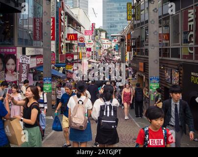 Avis de Takeshita-dori (Takeshita Street), une rue piétonne commerçante bordée de belles boutiques, cafés et restaurants à Harajuku, Tokyo, Japon. Banque D'Images