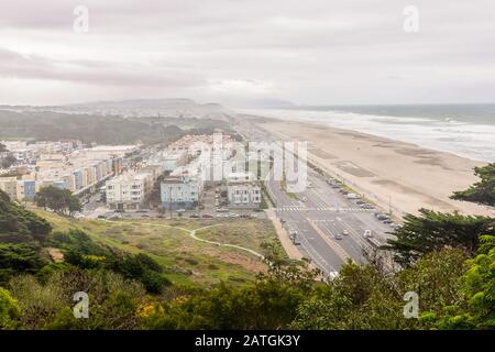 La vue sur Ocean Beach et La Great Highway depuis Sutro Heights Park à San Francisco, Californie, le jour de la brume Banque D'Images