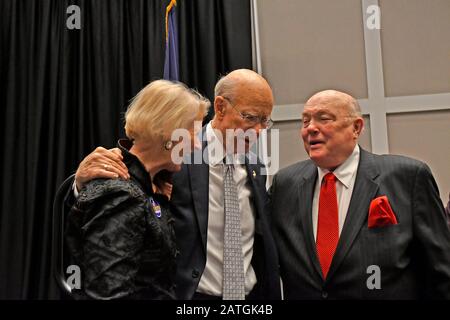 Olathe, Kansas, États-Unis, 1 février 2020Le sénateur Pat Roberts (R-KS) (centre) avec sa femme Frankie (L) pose pour des photos avec les invités à la célébration du dîner de service en l'honneur de Roberts. Crédit : Mark Reinstein/Mediapunch Banque D'Images