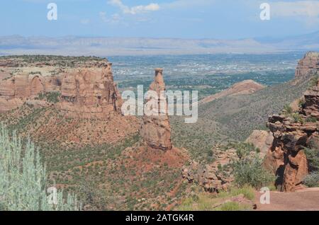 L'Été Au Colorado Monument National : Monument De L'Indépendance, Grand Junction, Grand Valley Et Les Falaises Du Livre Vues Du Monument De L'Indépendance Banque D'Images