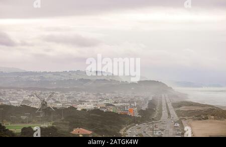 La vue sur Ocean Beach et La Great Highway depuis Sutro Heights Park à San Francisco, Californie, le jour de la brume Banque D'Images