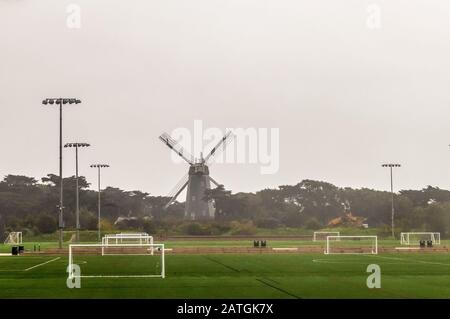 Vue sur Beach Chalet Fields et Murphy Windmill dans le Golden Gate Park, San Francisco, Californie, le jour des pluies Banque D'Images