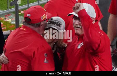 Miami, États-Unis. 02 février 2020. L'entraîneur-chef des chefs de Kansas City, Andy Reid (R), célèbre avec les propriétaires de l'équipe après une victoire de 31-20 sur les 49ers de San Francisco dans Super Bowl LIV au Hard Rock Stadium de Miami Gardens le dimanche 2 février 2020. Photo de Jon SooHoo/UPI crédit: UPI/Alay Live News Banque D'Images